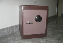 Грабитель украл деньги из сейфа