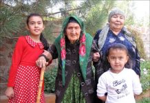 Жить без книг и политики, родить сына в 66 лет. Секреты долголетия Фотимы Мирзокуловой