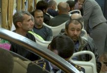 Застрявшие в России таджикские мигранты прибыли на родину (видео)
