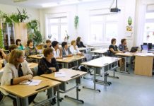 Канибадам: Учителя сели за парты