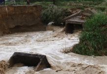 Стихия в Исфаре: разрушены мосты, дороги и уничтожен урожай в садах и огородах