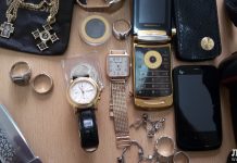 Подозреваются в краже денег, золота и мобильных телефонов