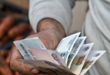 Суммы денежных переводов трудовых мигранты из России в Таджикистан выросли почти на $100 млн.