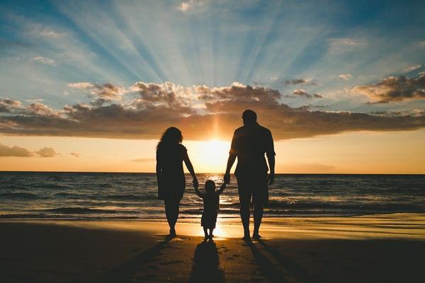 отец и мать с ребенком