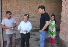 Канибадам: Страховая компания навестил пострадавших от селя (ФОТО)