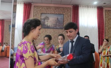 Аштский район: Зариф Мирдадо поздравил женщин с праздником