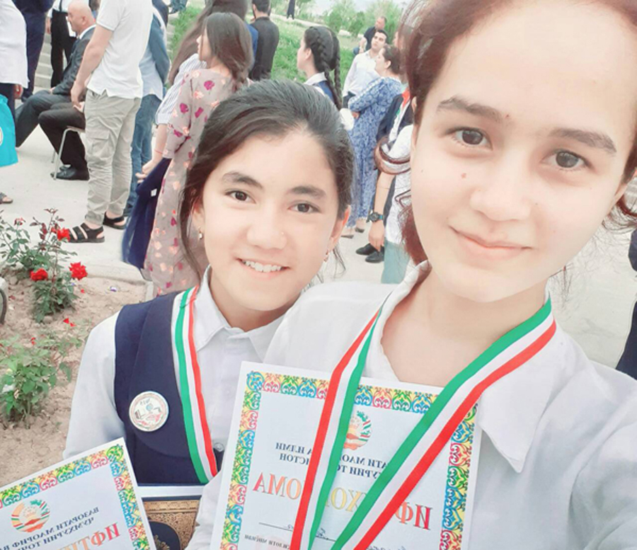 Замира с дипломом