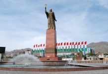 Высокопоставленные гости возложили цветы у памятника Исмоилу Сомони