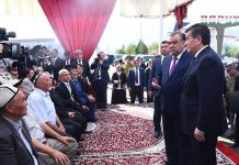 Встреча президентов Таджикистана и Кыргызстана с жителями джамоата Ворух и село Аксай (ФОТО)