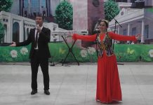 Узбекских зрителей заворожили песни таджикских исполнителей (Фоторепортаж)