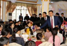 Дети Гулистона получили новогодние подарки Дети Гулистона получили новогодние подарки