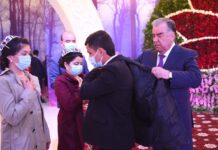 Худжанд: Глава государства вручил детям-сиротам по 1000 сомони