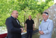 Председатель Исфары навестил семьи погибших жителей