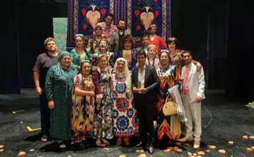 В Бресте показали таджикский спектакль «Жёлтые листья»