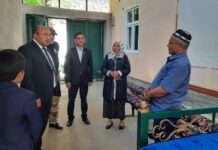 Мэр города Исфара навестил семьи погибших при вооруженных конфликтах