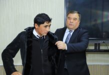 Руководство худжандского вуза передало студентам зимнюю одежду