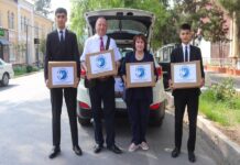 Школам Худжанда переданы учебники на русском языке