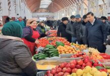 Фирдавс Шарифзода проверил цены на рынке «Панджшанбе» перед Новым годом