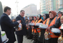 Раджаббой Ахмадзода поздравил дворников и цветовод города Худжанда