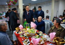 Председатель Согдийской области поздравил постояльцев Центра социального обслуживания с Новым годом