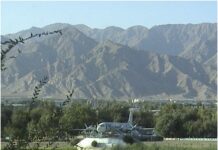 В Худжанде демонтировали самолет на берегу Сырдарьи