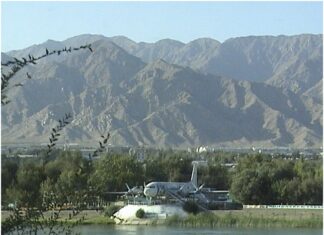 В Худжанде демонтировали самолет на берегу Сырдарьи