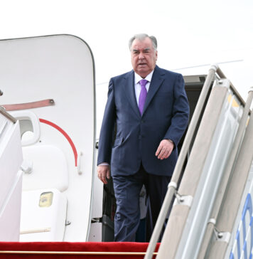 Эмомали Рахмон прибыл в Согдийскую область с рабочей поездкой