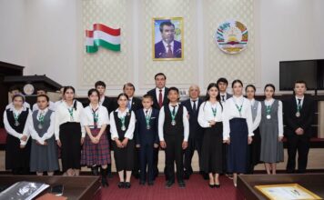 В Исфаре наградили победителей республиканских олимпиад